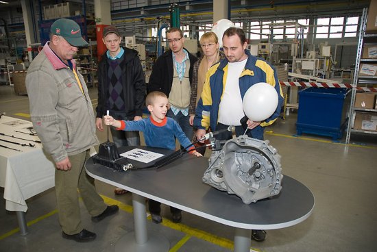 Řada lidí minulou sobotu využila možnosti prohlédnout si výrobní závod společnosti Dura, která tím oslavila deset let působení ve městě.
FOTO: DURA AUTOMOTIVE