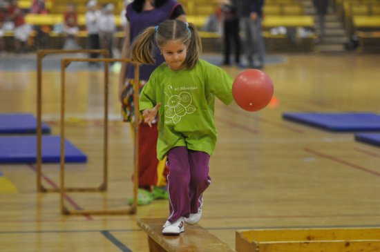 Děti z mateřských škol si v rámci akce Sportujeme s Emílkem, kterou pořádala ZŠ Emila Zátopka, vyzkoušely i překážkovou dráhu.
FOTO: JANA FEILHAUEROVÁ