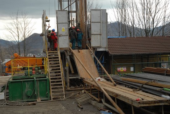 Pracovníci firmy MND servisní, a. s., pracují na opravě jedné z vtláčecích sond podzemního zásobníku zemního plynu na pomezí Štramberka a Kopřivnice.
FOTO: DAVID MACHÁČEK