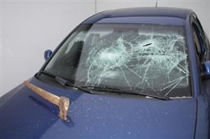 Nepříjemné překvapení se na parkovišti dočkal jeden z kopřivnických řidičů, když ráno našel své auto zcela zdemolované a se sekyrou v kapotě.
FOTO: ARCHIV PČR