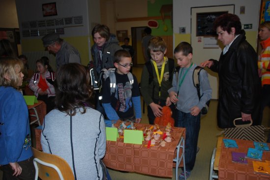 Prodej výrobků žáků Základní školy sv. Zdislavy již několik let slouží k hrazení nákladů na adoptivní dítě školy. Již druhým rokem jimi hradí studium 19leté dívky z Indie.
FOTO: DANA HOĎÁKOVÁ