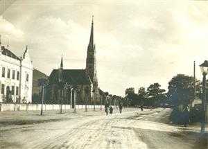 Tak vypadala Kopřivnice v době, kdy se z obce stal městys. Snímek prostranství před měšťanskou školou a kostelem byl pořízen okolo roku 1911.   
POUŽITÉ FOTOGRAFIE: ARCHIV MUZEA FOJTSTVÍ