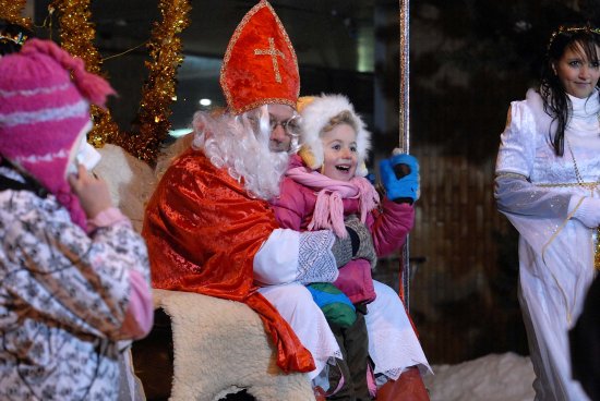 Nedělní podvečerní oslavy příjezdu Mikuláše do města přivedly do centra Kopřivnice stovky lidí. Největší radost ze setkání s Mikulášem a několika vystoupení před KDK měly pochopitelně děti.
FOTO: DAVID MACHÁČEK