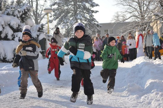 Děti běhaly i ve sněhu s velkým zaujetím. Vše z povzdálí pozoroval Mikuláš, který nejen závodníky vysílal na trať, ale také je odměňoval.
FOTO: RADEK CHVISTEK