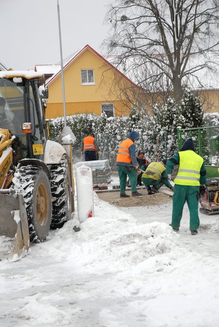 Přívaly sněhu značně zkomplikovaly stavební práce na průtahu Lubinou. Jeho otevření běžnému provozu se tak protáhne o další měsíce.
FOTO: DAVID MACHÁČEK