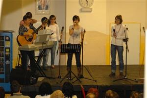 Součástí vánočního jarmarku a dne otevřených dveří na ZŠ Emila Zátopka byla také pěvecká vystoupení žáků.
FOTO: DAVID MACHÁČEK