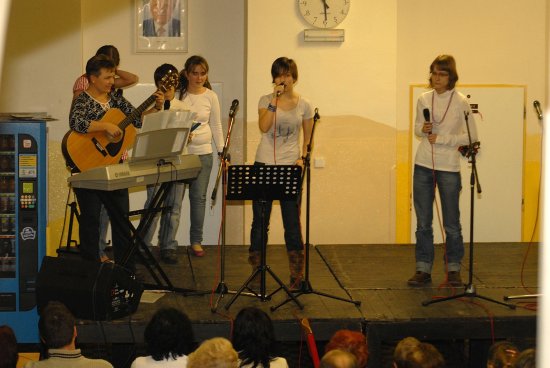 Součástí vánočního jarmarku a dne otevřených dveří na ZŠ Emila Zátopka byla také pěvecká vystoupení žáků.
FOTO: DAVID MACHÁČEK