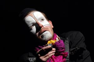 Klaunská one man show herce Jána Mikuše se proměnila v příjemné setkání divadelníka a jeho poněkud komorního publika.                                                                                      
FOTO: DAVID MACHÁČEK