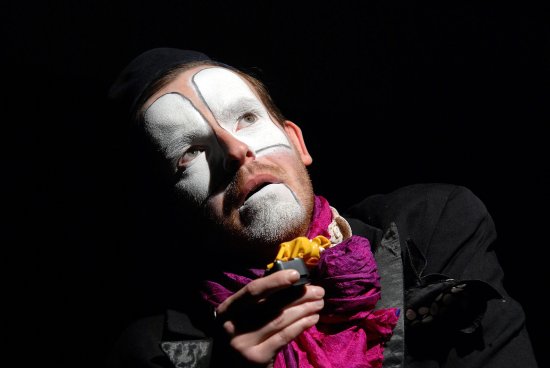 Klaunská one man show herce Jána Mikuše se proměnila v příjemné setkání divadelníka a jeho poněkud komorního publika.                                                                                      
FOTO: DAVID MACHÁČEK