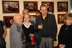 Autor výstavy netradičních fotografií Vladimír Cettl (na snímku se skleničkou) obdivuje jeden z vystavených vraků, které jsou jeho častými fotomodely.                                                       
FOTO: DAVID MACHÁČEK