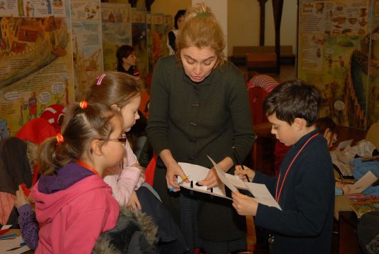 Žáci ZŠ Alšova si pod vedením výtvarnice Lucie Seifertové vyzkoušeli, jaké to je vyrábět prostorové obrázky.
FOTO: DAVID MACHÁČEK