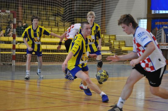 Házenkářský tým mladšího dorostu KH Kopřivnice nenašel na domácím turnaji, na který si pozval čtyři kvalitní soupeře, přemožitele.
FOTO: JANA FEILHAUEROVÁ