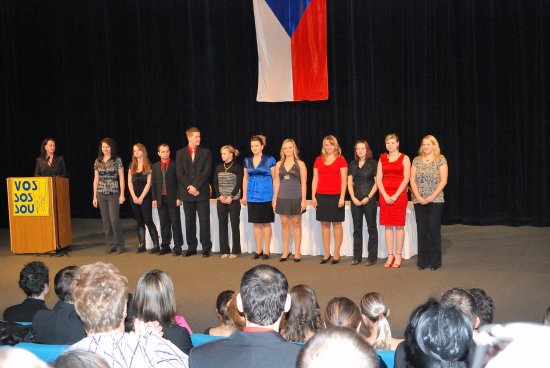 Dalších jednadvacet absolventů zdejší vyšší odborné školy si před týdnem v kulturním domě převzalo své diplomy.
FOTO: ARCHIV ŠKOLY