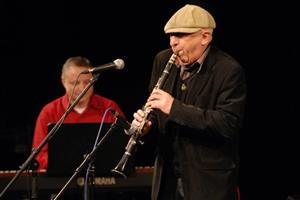 Známý jazzman a multiinstrumentalista Jiří Stivín se se svou doprovodnou kapelou pro kopřivnický koncert setkal až na místě, přesto se posluchači dočkali skvělé hudební nadílky. 
FOTO: DAVID MACHÁČEK