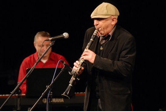 Známý jazzman a multiinstrumentalista Jiří Stivín se se svou doprovodnou kapelou pro kopřivnický koncert setkal až na místě, přesto se posluchači dočkali skvělé hudební nadílky. 
FOTO: DAVID MACHÁČEK