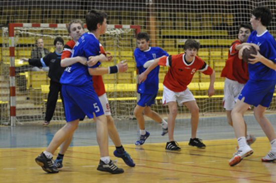 Starší žáci KH Kopřivnice svedli ve 2. kole Česko-Slovenské ligy nelítostnou bitvu s Kúpelemi Bojnice. Přímý souboj o prvenství nakonec prohráli 17:20 a skončili druzí.
FOTO: JANA FEILHAUEROVÁ