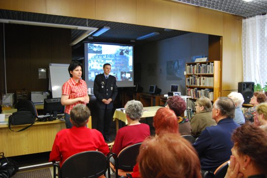 V jednom z uplynulých semestrů se posluchači univerzity třetího věku seznámili s tím, jak zvýšit svou bezpečnost. O všechny kurzy je velký zájem. 
FOTO: ARCHIV