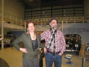 Paul Greenstein a Dydia DeLyser při své návštěvě Technického muzea v Kopřivnici, kde se obdivovali veteránům své oblíbené automobilové značky Tatra.
FOTO: DAVID MACHÁČEK