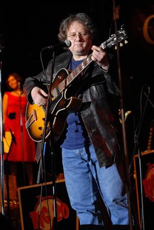 Kopřivnický písničkář Karel Polách při první veřejné prezentaci kopřivnické hymny. Píseň, kterou složil, poprvé zahrál v rámci obecního plesu minulou sobotu večer. 
FOTO: DAVID MACHÁČEK