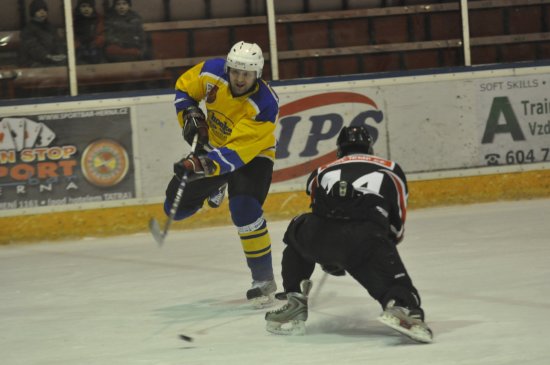 Takto Daniel Mičulka přihrával ve středečním utkání s Rožnovem na druhou branku svého týmu. Gól Miroslava Kladivy přinesl uklidnění a důležité vítězství.
FOTO: JANA FEILHAUEROVÁ