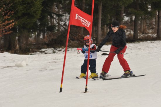 Nejmenší závodníky jistili zkušení lyžaři, a tak i tato kategorie bez problémů zvládla trať obřího slalomu v závodě SKI Pohárek 2011. 
FOTO: JANA FEILHAUEROVÁ
