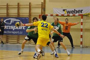 Zuberská obrana nebyla ve druhé půli stejně vynikající jako v první, přesto favorizované Zubří v Kopřivnici bez velkých problémů vyhrálo.
FOTO: JANA FEILHAUEROVÁ