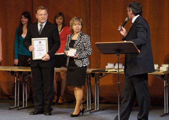 Představitelé Kopřivnice převzali na konferenci v Chrudimi Stříbrný stupeň ceny ministerstva vnitra za kvalitu a inovaci ve veřejné správě.
FOTO: ARCHI NSZM