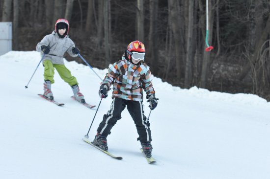 Přes takřka jarní teploty sjezdovka na Červeném kameni sloužila i v minulém týdnu školákům k výuce lyžování.
FOTO: JANA FEILHAUEROVÁ
