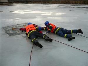 Na Větřkovické přehradě nacvičovali kopřivničtí dobrovolní hasiči záchranu osob z ledu. Při cvičení si vyzkoušeli různé techniky záchrany.
FOTO: JSDH KOPŘIVNICE