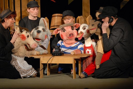 Inscenací pohádkové hry Koza Róza se na jeviště loutkového divadla po delší době vrátil zdejší loutkoherecký soubor Rolnička.
FOTO: DAVID MACHÁČEK