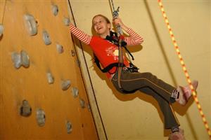 Zpestřením jarních prázdnin mohlo být pro kopřivnické děti také ’Horolezení’ na umělé stěně připravené pracovníky DDM.
FOTO: DAVID MACHÁČEK