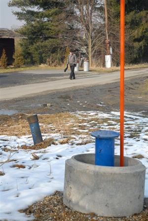 Průzkumné vrty v místech někdejší skládky kalů prokázaly, že pod zemí se nacházejí nebezpečné látky. Nejdražší varianta sanace by mohla přijít až na 180 milionů korun.             
FOTO: DAVID MACHÁČEK