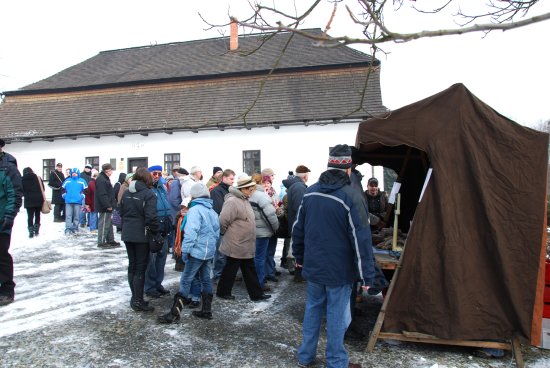 Letošní zabijačce na Fojtství chyběl hlavní aktér - řezník. To, že se na akci neobjeví, se organizátoři dozvěděli jen několik hodin před jejím začátkem.   
FOTO: D. HOĎÁKOVÁ