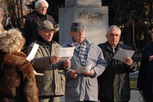 Členové Pěveckého sdružení Kopřivnice se postarali o úvod i závěr krátkého setkání před pomníkem T. G. Masaryka.
FOTO: DAVID MACHÁČEK