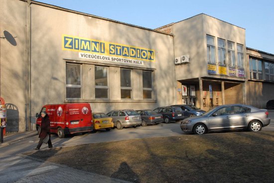 Tělovýchovná jednota Sokol uzavřela s městem dohodu o vypůjčení svých pozemků pod zimním stadionem. Umožní tak radnici ucházet se o potřebnou dotaci.
FOTO: DAVID MACHÁČEK