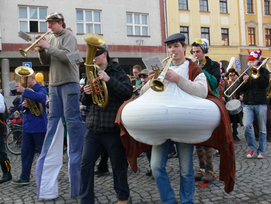 Po čestném kolečku okolo příborského náměstí se masopustní průvod masek vydal přes město, aby odpoledne zakončil pochováním basy v restauraci Mexiko. 
FOTO: ILONA MAZALOVÁ