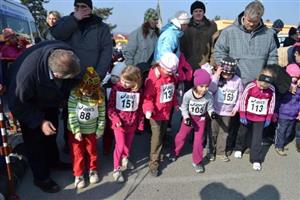 Napětí před startem panuje i u nejmenších kategorií. Takto se na svůj běžecký závod v Prusinovicích chystala děvčátka ročníku narození 2005 - 2007. 
FOTO: JIŘÍ HARAŠTA