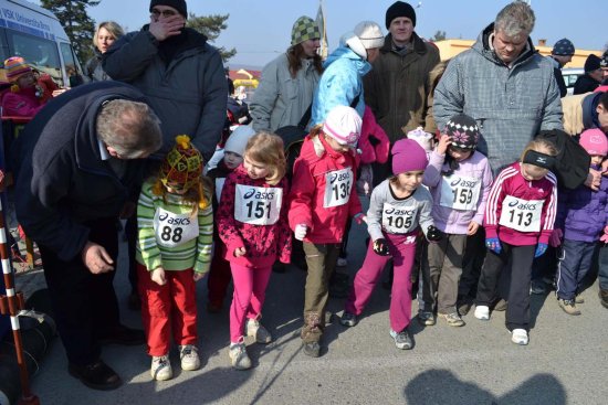 Napětí před startem panuje i u nejmenších kategorií. Takto se na svůj běžecký závod v Prusinovicích chystala děvčátka ročníku narození 2005 - 2007. 
FOTO: JIŘÍ HARAŠTA