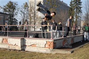 Zhruba osmdesát mladých lidí se sjelo o víkendu do Kopřivnice, aby zde trénovali umění pohybu nazývané parkour.
FOTO: DAVID MACHÁČEK