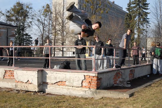 Zhruba osmdesát mladých lidí se sjelo o víkendu do Kopřivnice, aby zde trénovali umění pohybu nazývané parkour.
FOTO: DAVID MACHÁČEK
