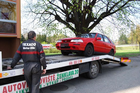 Automobilový vrak ponechaný svému osudu na ulici se majiteli může na různých sankcích a poplatcích pořádně prodražit. Zbavit se ho je ale možné i bezplatně.
FOTO: DANA HOĎÁKOVÁ