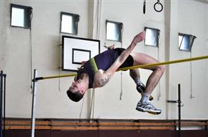 Elitní výškař Jaroslav Bába přidal ke svému tři roky starému rekordu Kopřivnické laťky další centimetr. Ten nový má hodnotu 221 cm.
FOTO: JANA FEILHAUEROVÁ