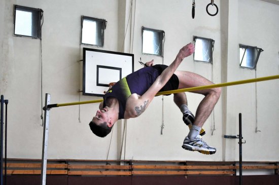 Elitní výškař Jaroslav Bába přidal ke svému tři roky starému rekordu Kopřivnické laťky další centimetr. Ten nový má hodnotu 221 cm.
FOTO: JANA FEILHAUEROVÁ