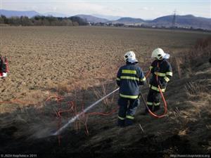 Také kopřivnická jednotka dobrovolných hasičů již vyjela k prvnímu požáru porostu mezi Kopřivnicí a Příborem. Požár hasily hned čtyři jednotky.
FOTO: JSDH KOPŘIVNICE