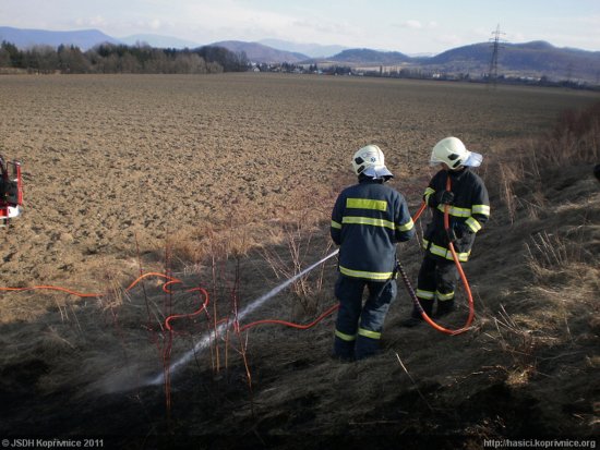 Také kopřivnická jednotka dobrovolných hasičů již vyjela k prvnímu požáru porostu mezi Kopřivnicí a Příborem. Požár hasily hned čtyři jednotky.
FOTO: JSDH KOPŘIVNICE