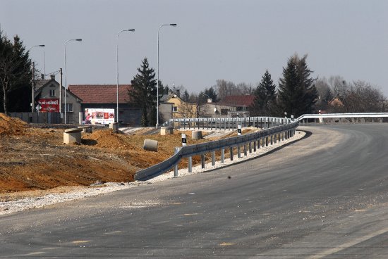 Nová silnice vedoucí z Lubiny směrem na Frenštát zatím zeje prázdnotou, přestože se zdá již dokončená. Komunikace má být otevřena zhruba za šest týdnů.  
FOTO: DAVID MACHÁČEK
