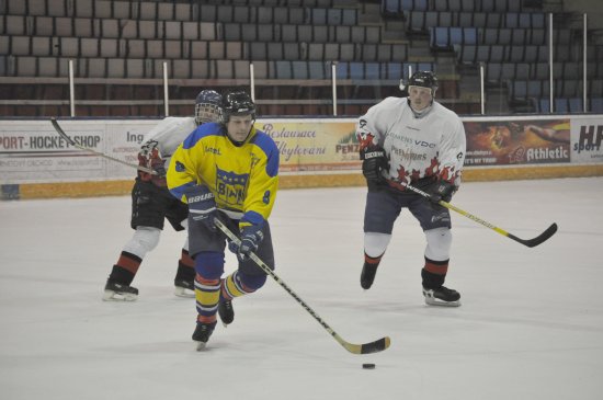 Finálový duel nejvyšší městské hokejové ligy skončil vítězstvím týmu Siemens Predators, který porazil celek BAH vysoko 9:3.
FOTO: JANA FEILHAUEROVÁ