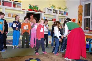 V rámci Noci s Andersenem žáci ZŠ Lubina nejen soutěžili s pohádkovými bytostmi, ale nakonec v budově školy také přenocovali.
FOTO: IVANA RAŠKOVÁ