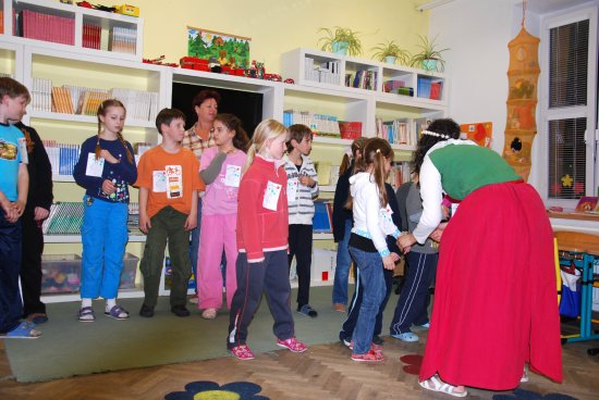 V rámci Noci s Andersenem žáci ZŠ Lubina nejen soutěžili s pohádkovými bytostmi, ale nakonec v budově školy také přenocovali.
FOTO: IVANA RAŠKOVÁ