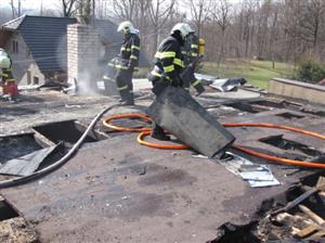 Požár střechy v Lubině hasily čtyři jednotky hasičů.
FOTO: JSDH KOPŘIVNICE